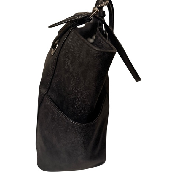 Michael Kors Elegant Black Handbag. Sides packets with a log in the front - Picture 12 of 14